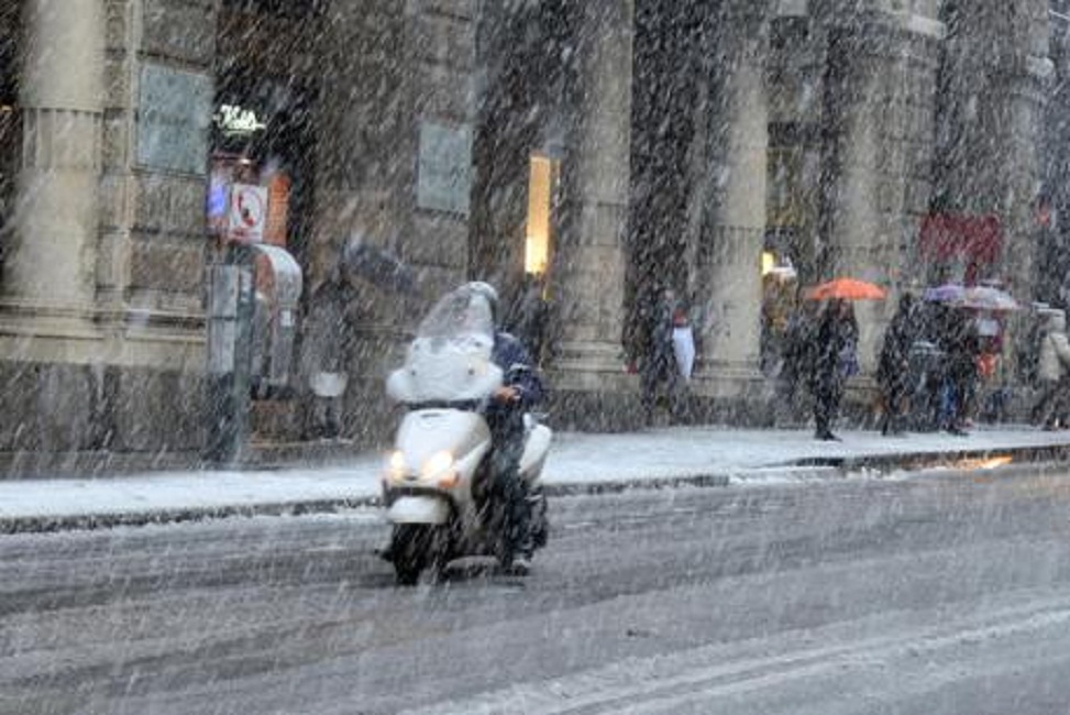 Meteo, settimana di maltempo: pioggia, freddo e neve prima al Sud e poi al Nord