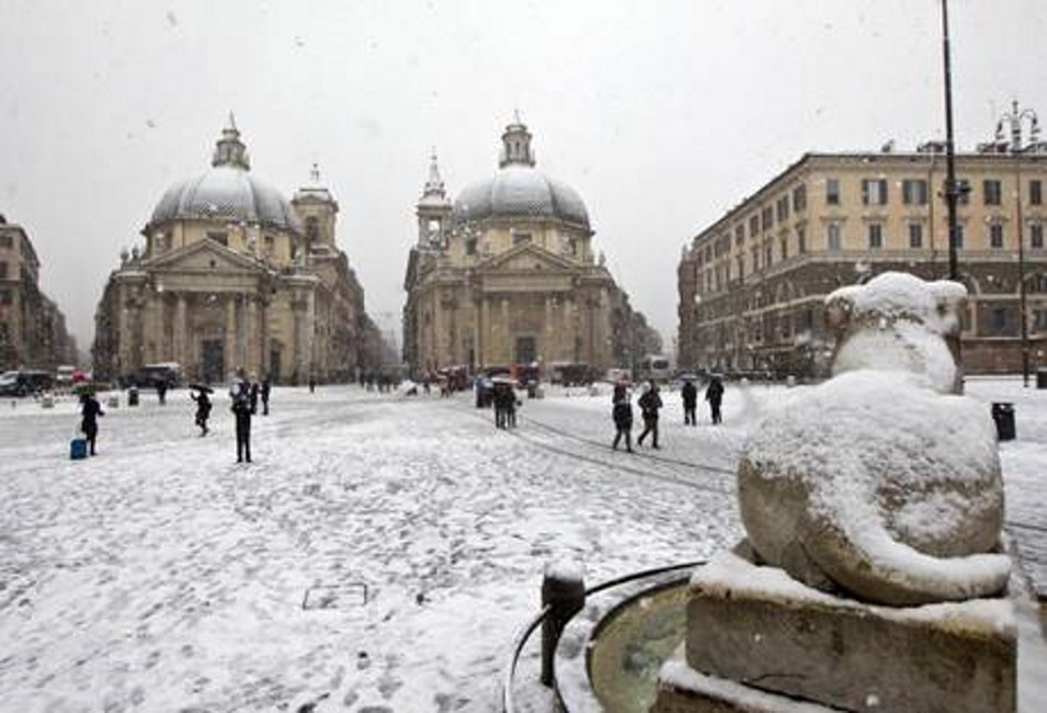 Neve a Roma: scuole e parchi chiusi, corse bus ridotte e divieto circolazione camion