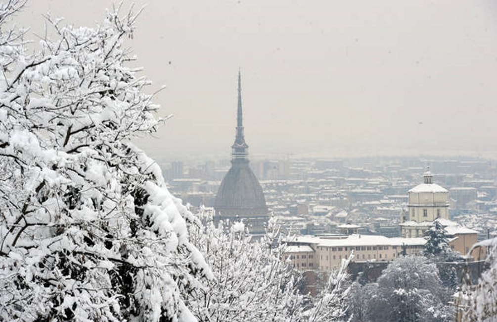 Torino, stalattite si stacca dal cavalcavia in tangenziale e sfonda auto