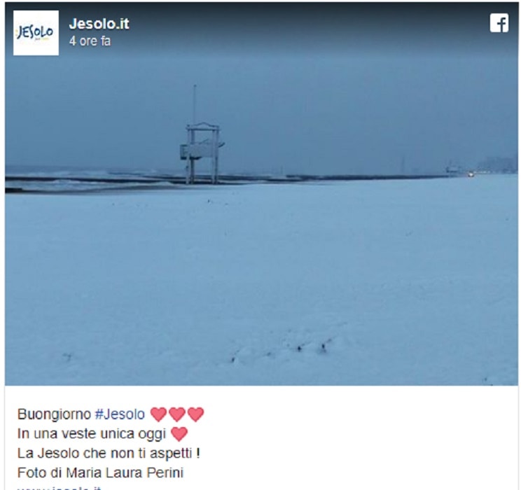 Veneto, neve sopra 100 metri: spiaggia di Jesolo imbiancata