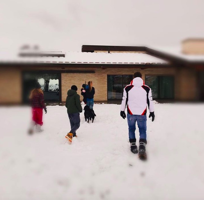 Neve a Roma, Francesco Totti con la famiglia: foto virale su Facebook