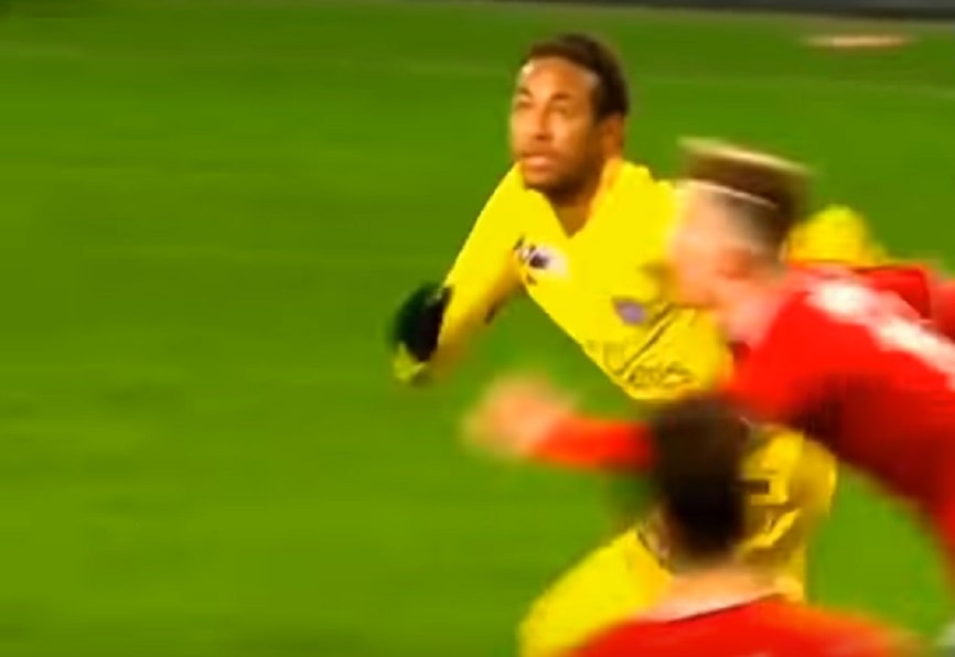 Neymar, stop di schiena e sombrero in campo. Un avversario poi lo stende