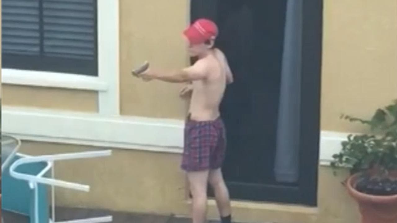 Killer Florida si esercitava in giardino con la pistola, il video del vicino