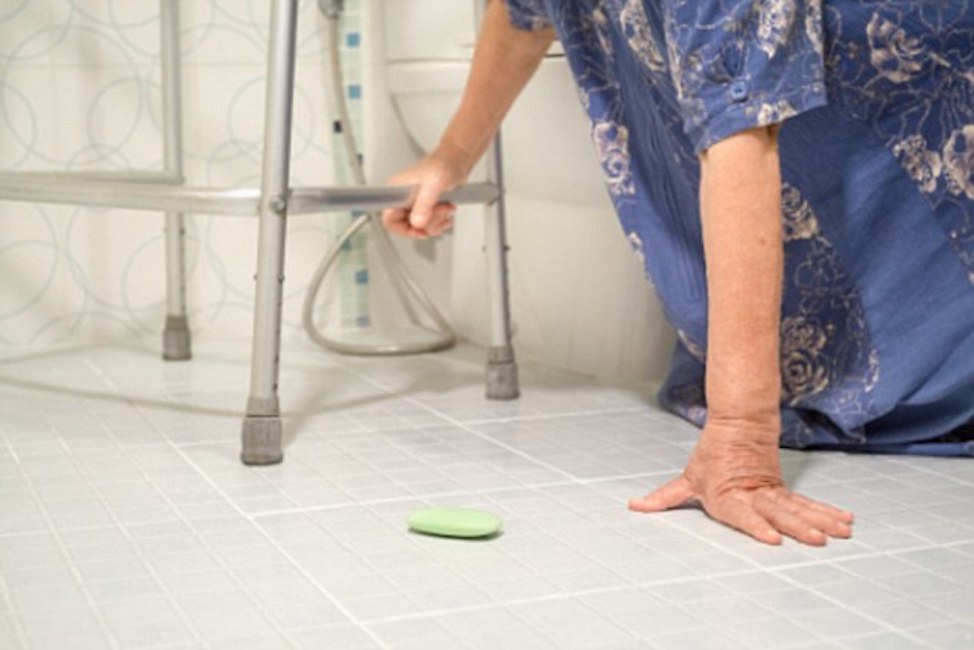 Nonna intrappolata in bagno per 3 giorni: salvata grazie a un vicino