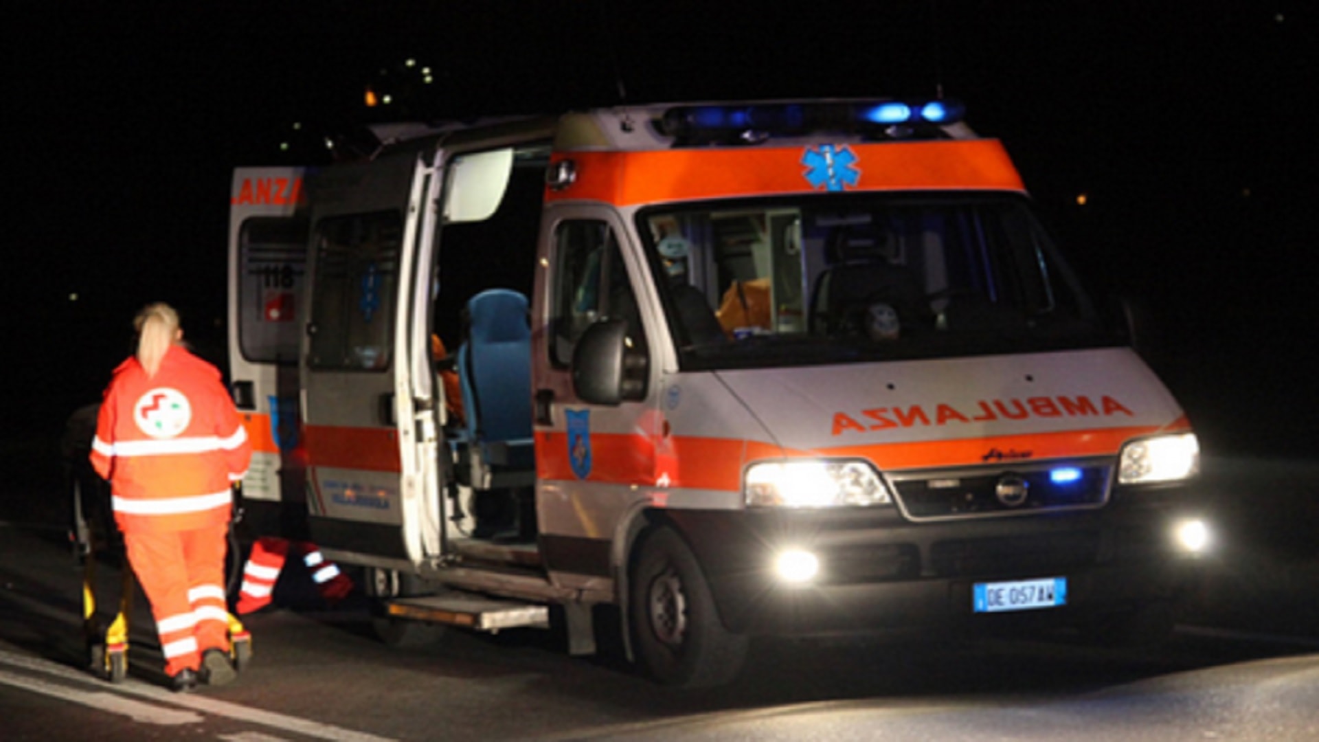 Incidente sulla A26: pullman con scolaresca contro auto. Tre bambini feriti