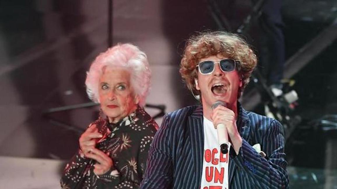 La nonna dello Stato Sociale, gran finale acrobatico in platea all'Ariston