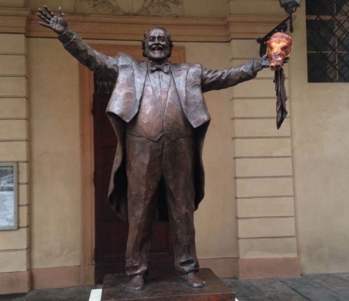 Vandali contro la statua di Luciano Pavarotti a Modena