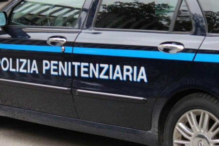 La denuncia del sindacato di polizia penitenziaria: "I vertici fanno esperimenti, agenti rischiano la vita"