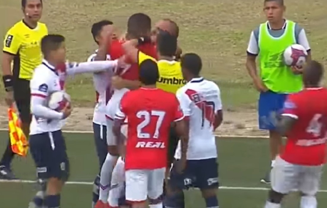 Perù, rissa in campo: i giocatori si "baciano" e vengono espulsi