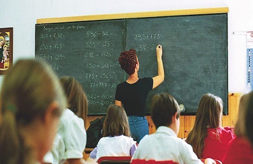 Una ragazzina è stata pestata in classe da una compagna. E il prof continuava a fare lezione