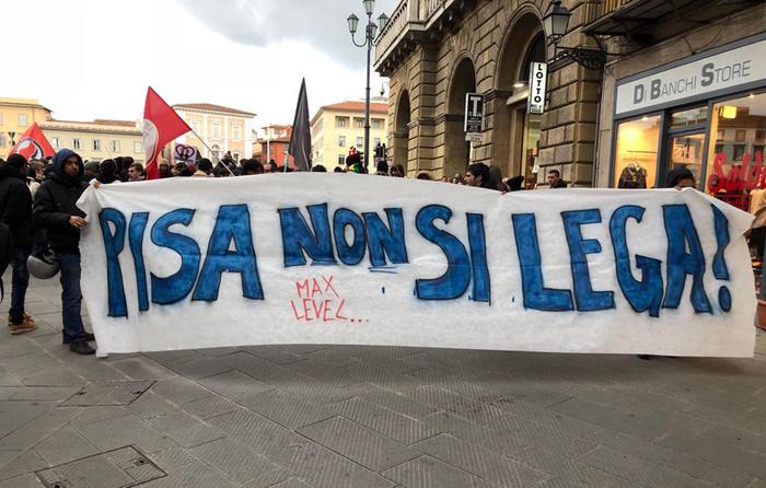 Matteo Salvini fa comizio a Pisa: antagonisti in corteo. Scontri e cariche della polizia