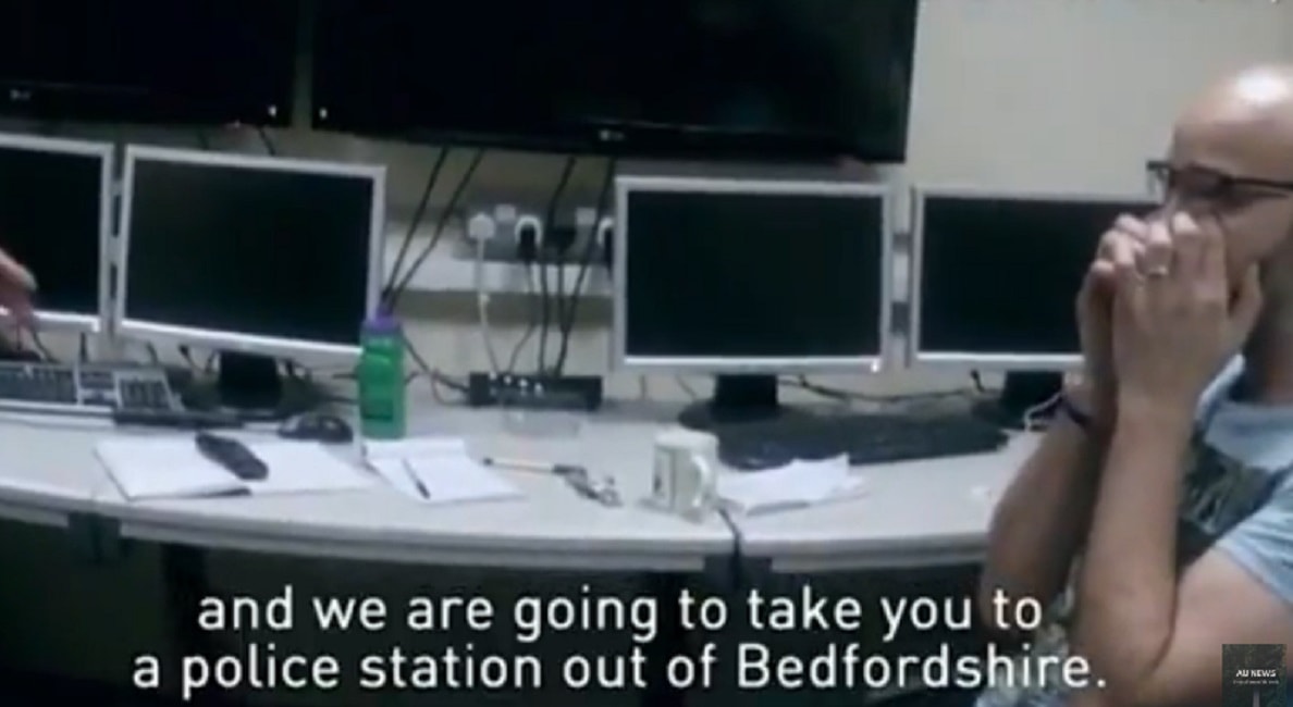 YOUTUBE Poliziotti arrestano collega: ricattava cliente prostituta