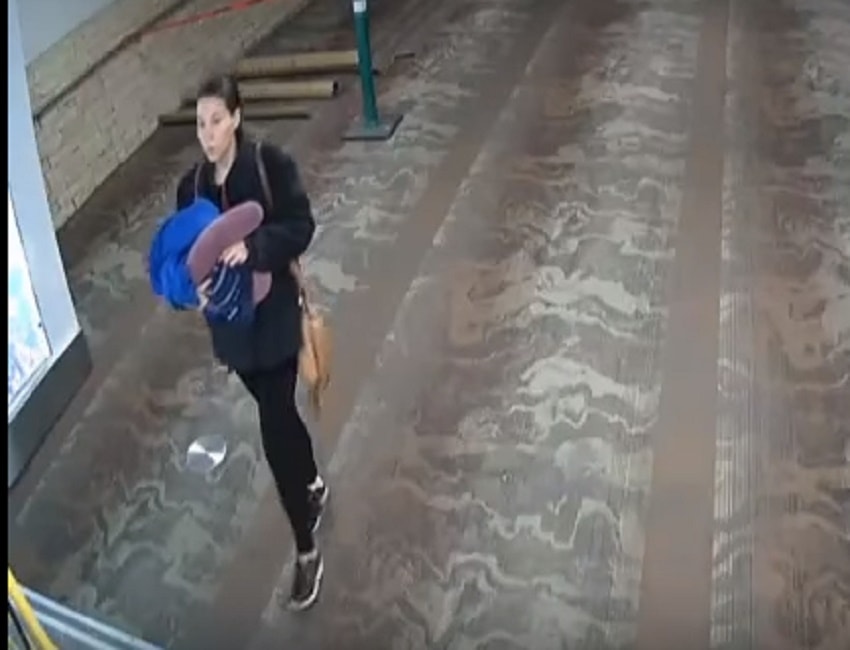 Abbandona figlio nel bagno dell'aeroporto con accanto un biglietto