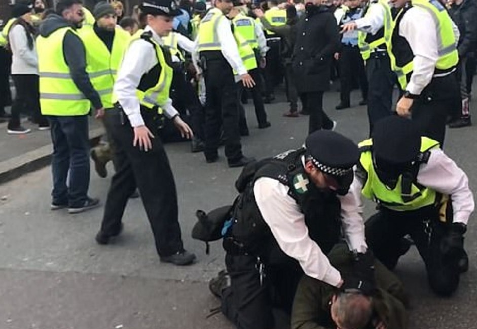 Londra, medico polizia picchia uomo a terra durante manifestazione curdi