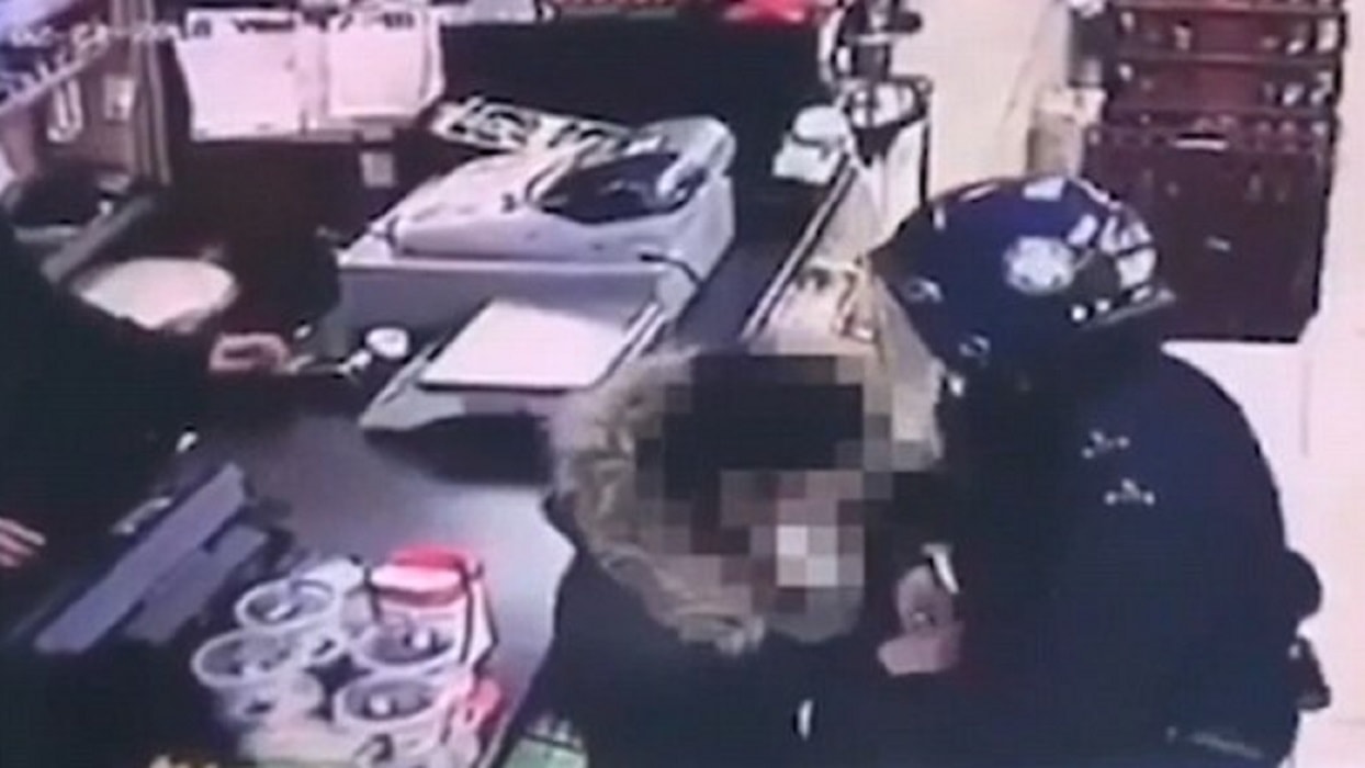 Poliziotti in tenuta antisommossa scendono dal bus e arrestano sospetto