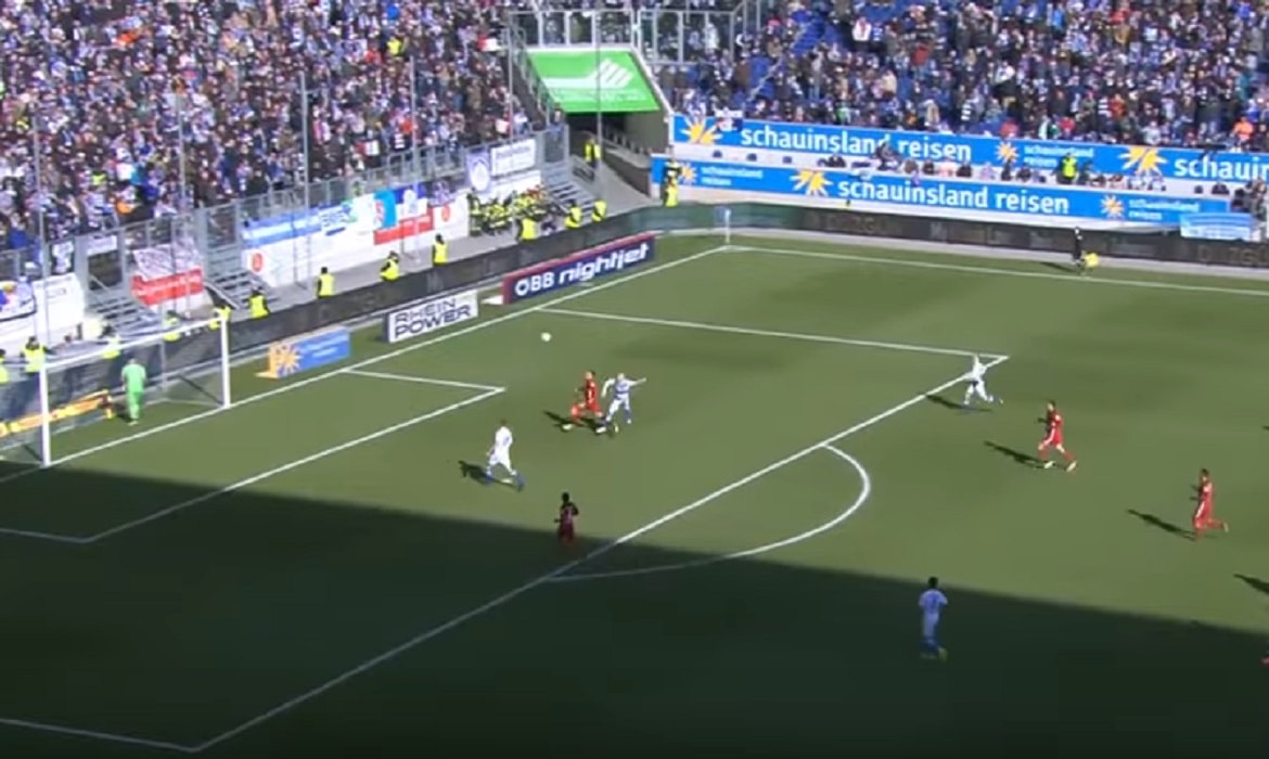 Portiere si gira per bere: alle sue spalle l'attaccante fa gol