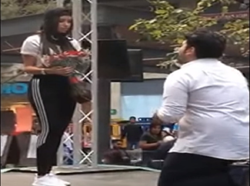 Proposta di matrimonio in pubblico: ma lei rifiuta