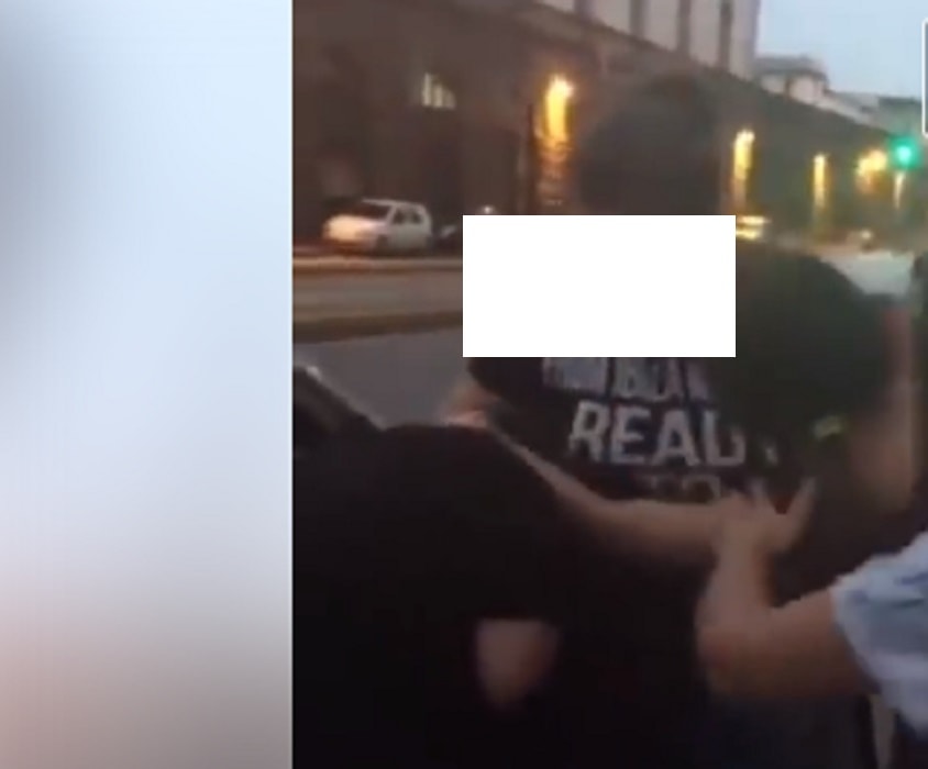 Napoli, rissa tra due ragazze in strada