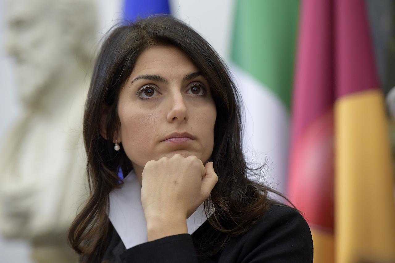 Strappo di Virginia Raggi sui vaccini. Scrive a Lorenzin che i bimbi romani potranno andare a scuola