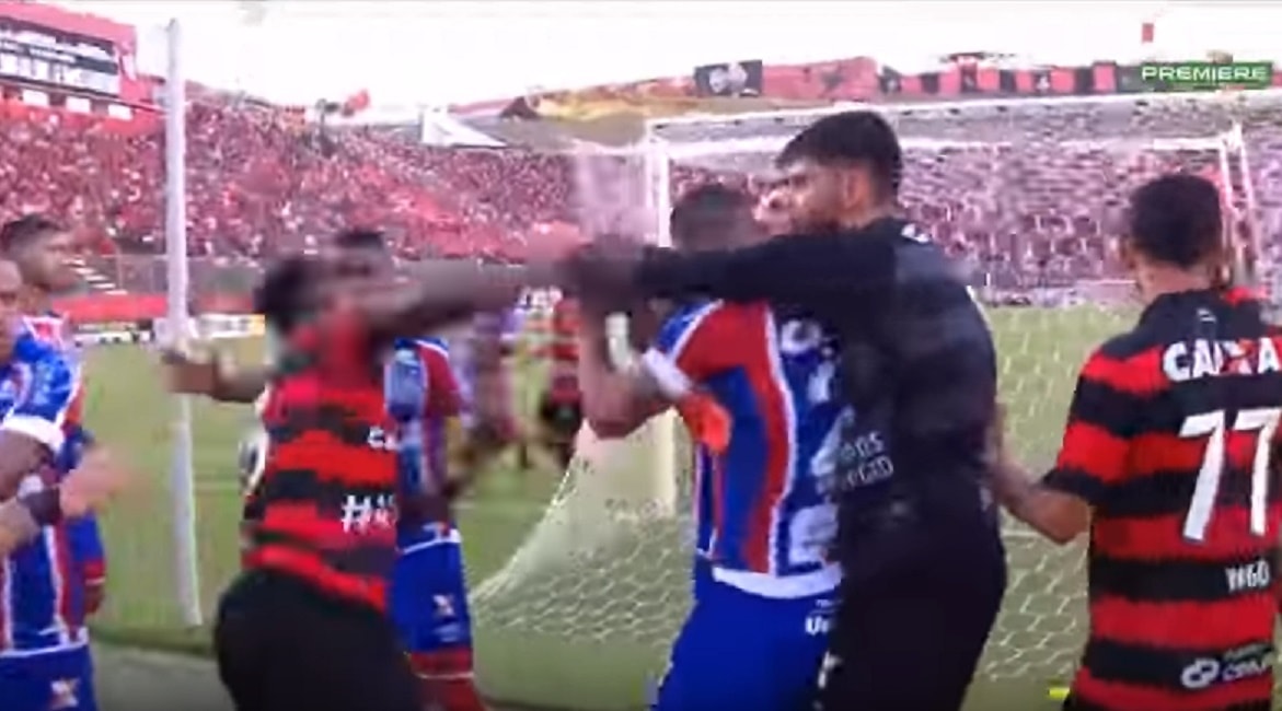 Brasile, rissa in campo: troppi giocatori espulsi,