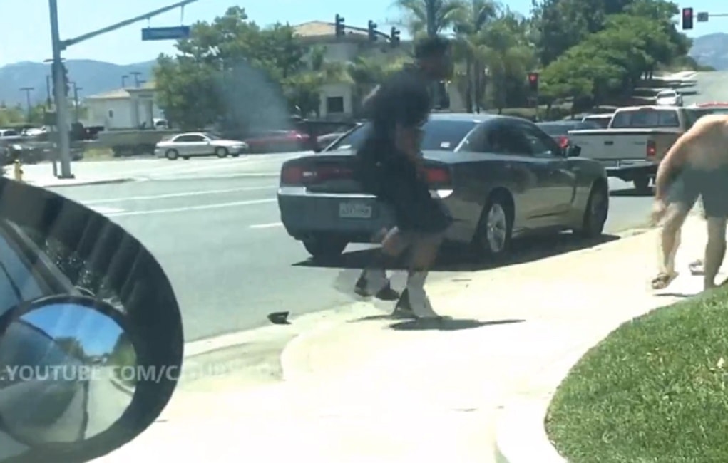 Rissa per strada: abbatte uno dei due che lo vogliono colpire con con un pugno