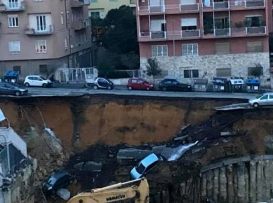 Maxi voragine a Roma, nel quartiere Balduina. Auto inghiottite