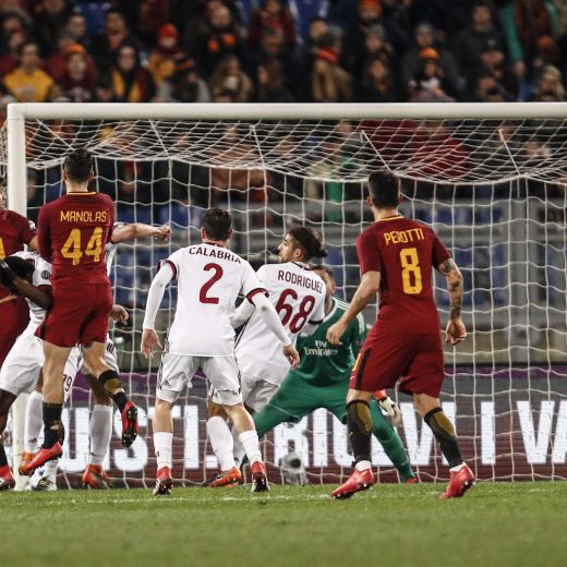 Roma-Milan, moviola: gomitata di Kessie a Nainggolan. Contatto Rodriguez-Pellegrini, era rigore?