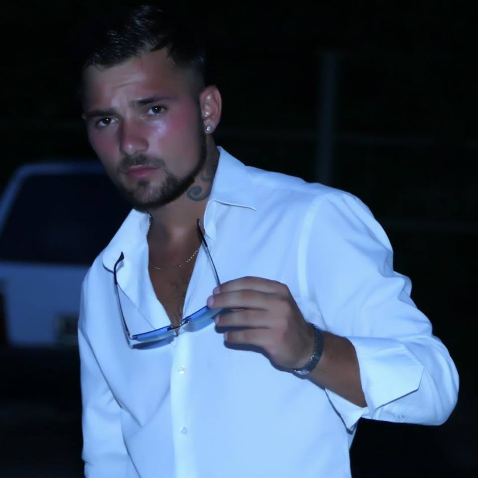 Salvatore Visconti, cantante neomelodico e cugino aggrediscono carabinieri e li investono