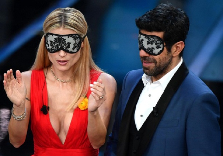 Michelel Hunziker e Pierfrancesco Favino sul palco del Festival di Sanremo (foto Ansa)