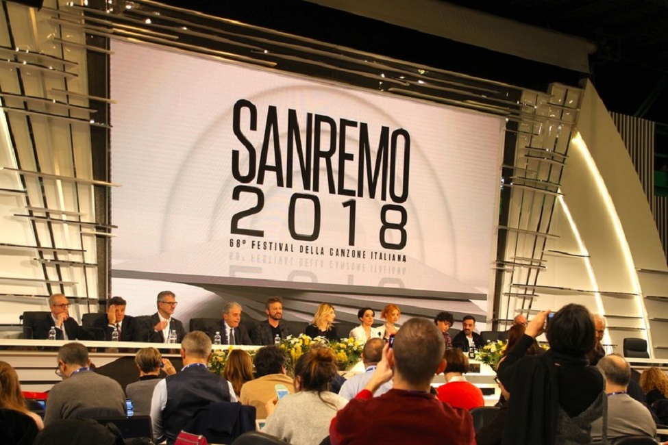 Festival di Sanremo 2018, il giornalista che guarda film a luci rosse in sala stampa