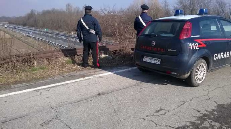 I carabinieri sul cavalcavia (foto Ansa)