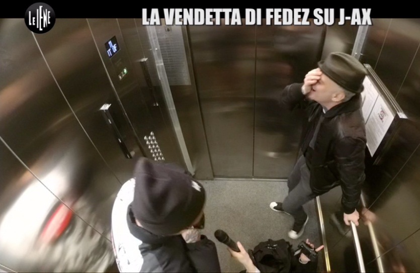 Le Iene, lo scherzo (in ascensore) di Fedez a J-Ax
