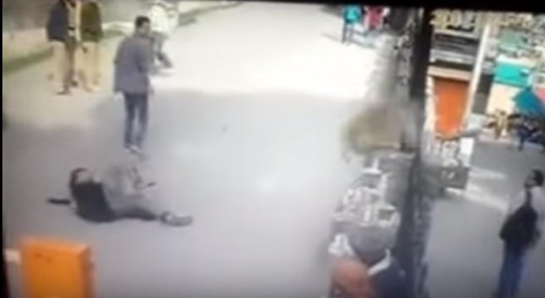 Scimmia dà un calcio in faccia a passante