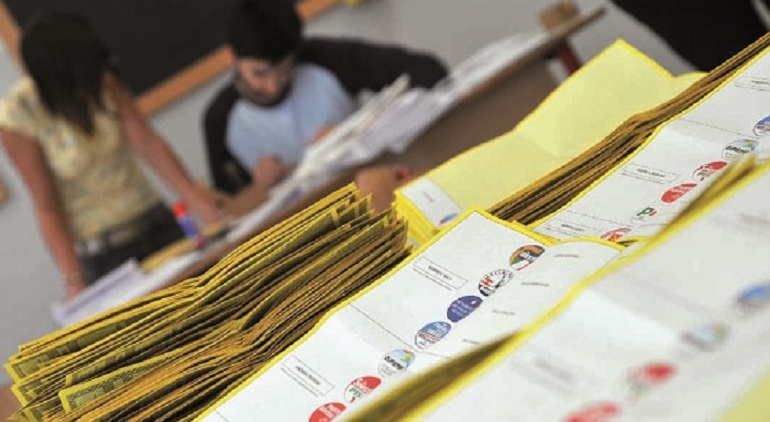 Come fare domanda e come vengono selezionati gli scrutatori per le elezioni del 4 marzo (foto Ansa)