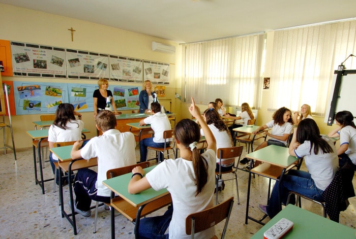 Genitori che picchiano prof (ultimo caso a Piacenza), alunni che picchiano prof: è la scuola pop per la gente