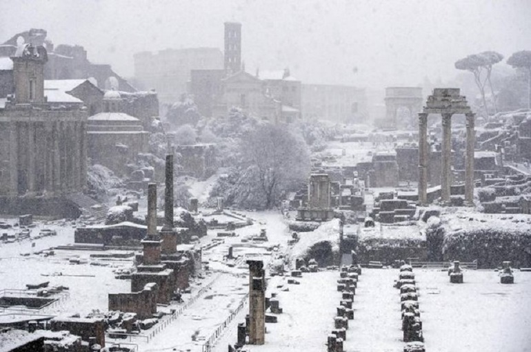 La neve sui Fori Imperiali (foto Ansa)