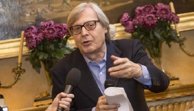 Elezioni 2018. Sgarbi: "Di Maio al massimo può fare l'infermiere". Sindacato: "Chieda scusa"
