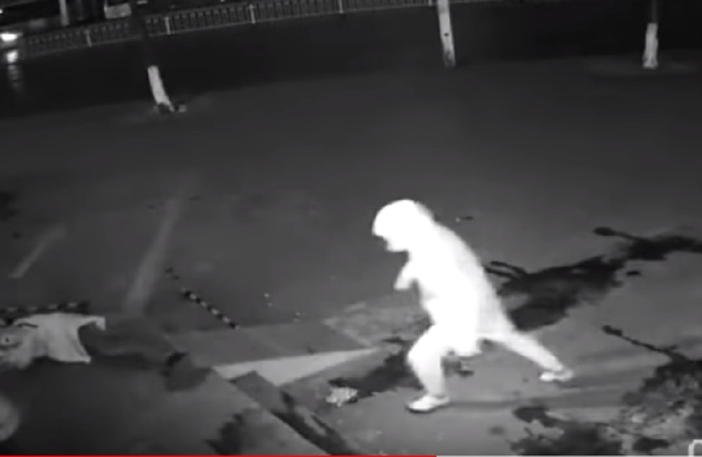 Shanghai, lancia mattone contro vetrina e prende in pieno il complice