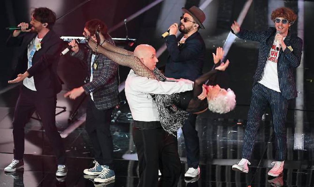 Via la parolaccia dal brano dello Stato Sociale. Domani duettano con il Coro dell'Antoniano