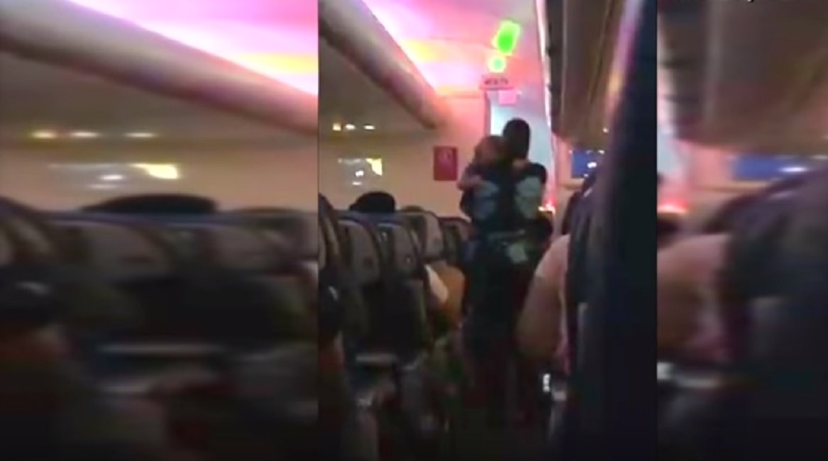 Lo steward calma bimbo che a bordo dell'aereo non smette di piangere