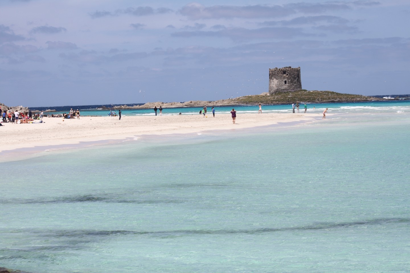 Stintino, vietato l'asciugamano in spiaggia: la sabbia sta finendo