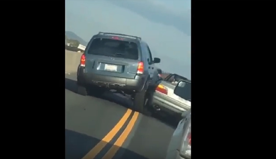 Discutono in autostrada: suv cerca di speronare auto, finisce malissimo