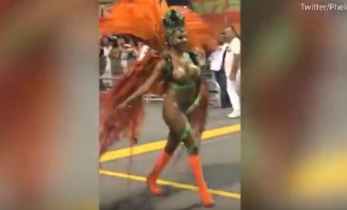 Tarina Lopes, madrina Carnevale di Rio al Sambodromo: si rompe perizoma e lei continua tenendoselo in mano
