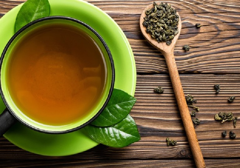 Bere del tè bollente aumenta il rischio di cancro esofageo (foto Ansa)