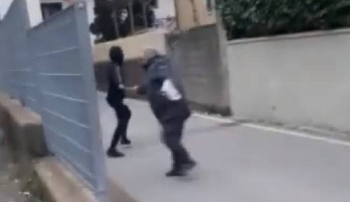 Serravalle Pistoiese, baby gang aggredisce anziano invalido e posta video sui social: individuati