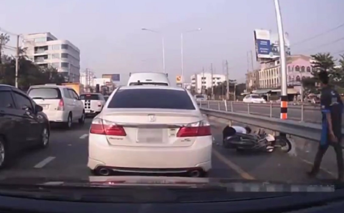 La ragazza non sa guidare lo scooter