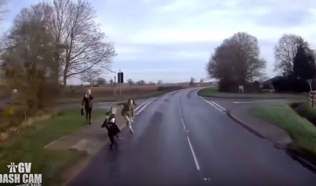 Bambini attraversano improvvisamente la strada: tir frena all'improvviso