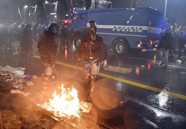 Torino, nella guerriglia bombe con i chiodi contro la Polizia. Viminale: "Volevano far male"