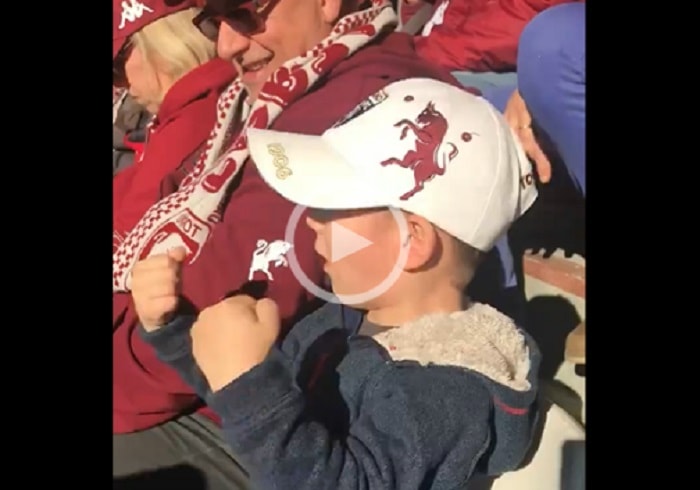 Torino: il piccolo Lorenzo premiato. Baby tifoso legge formazione e foto con Belotti