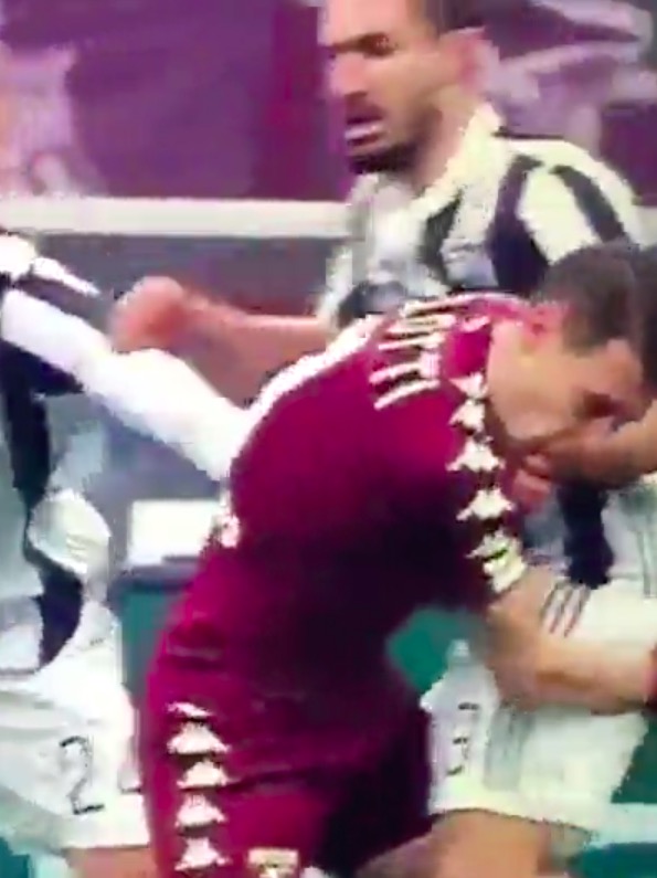 Torino-Juventus, Chiellini-Belotti: pugno volontario? Var non interviene
